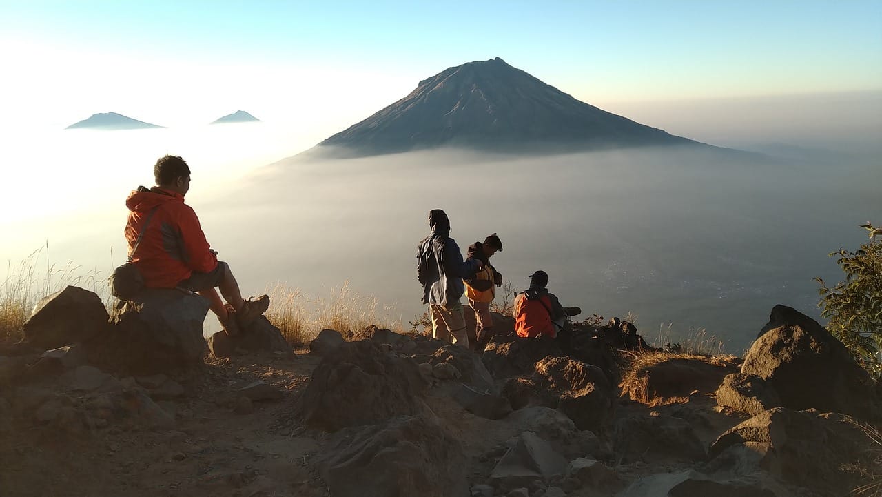 Tau Bedanya Hiking dan Trekking? Ini Jawabannya!