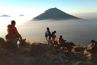 Tau Bedanya Hiking dan Trekking? Ini Jawabannya!